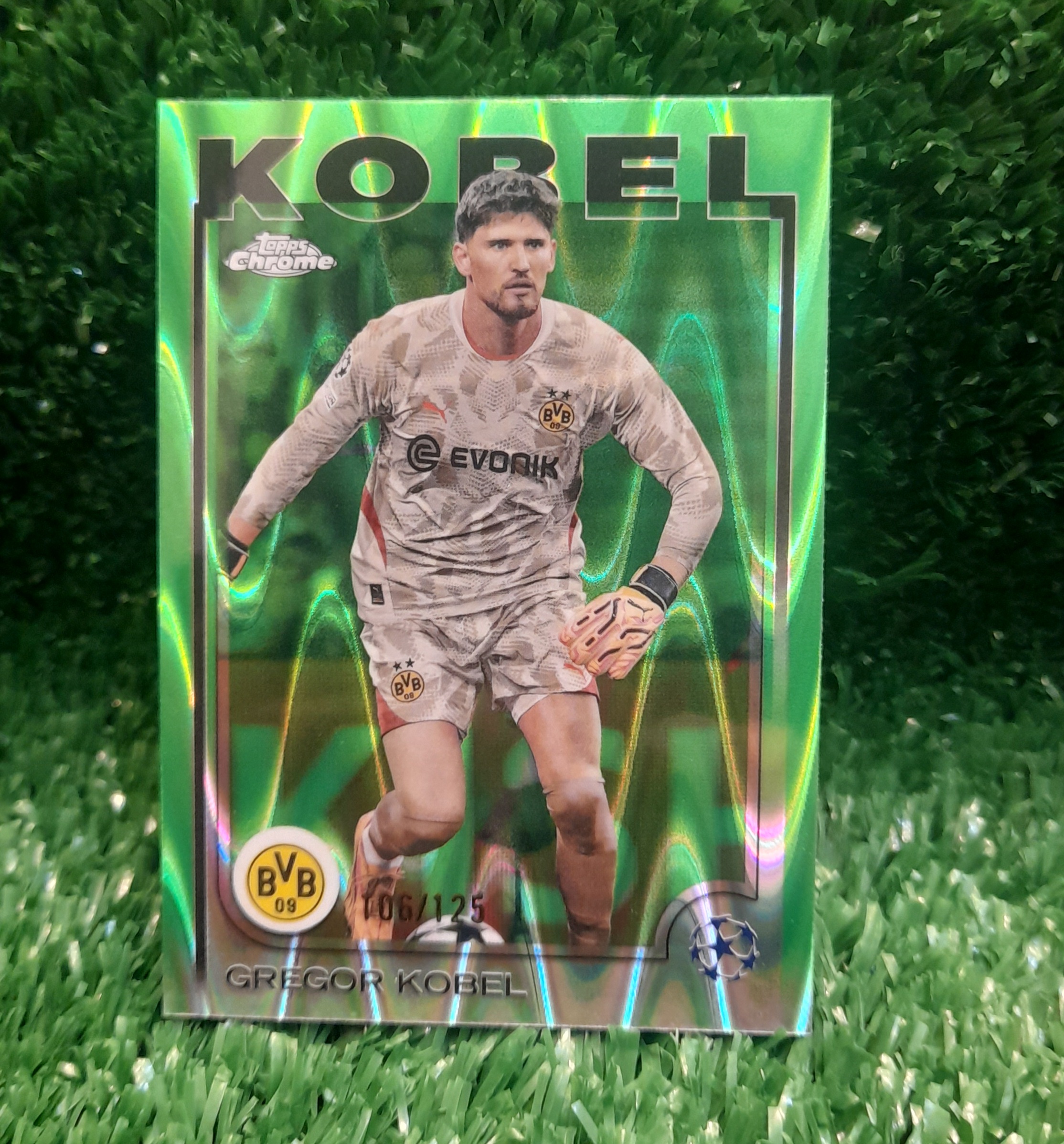 Carta Gregor Kobel Borussia Dormund Topps Chrome 2025