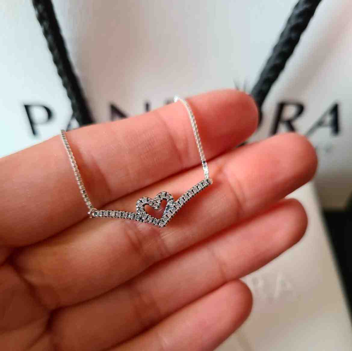 Collar de corazón y espumas