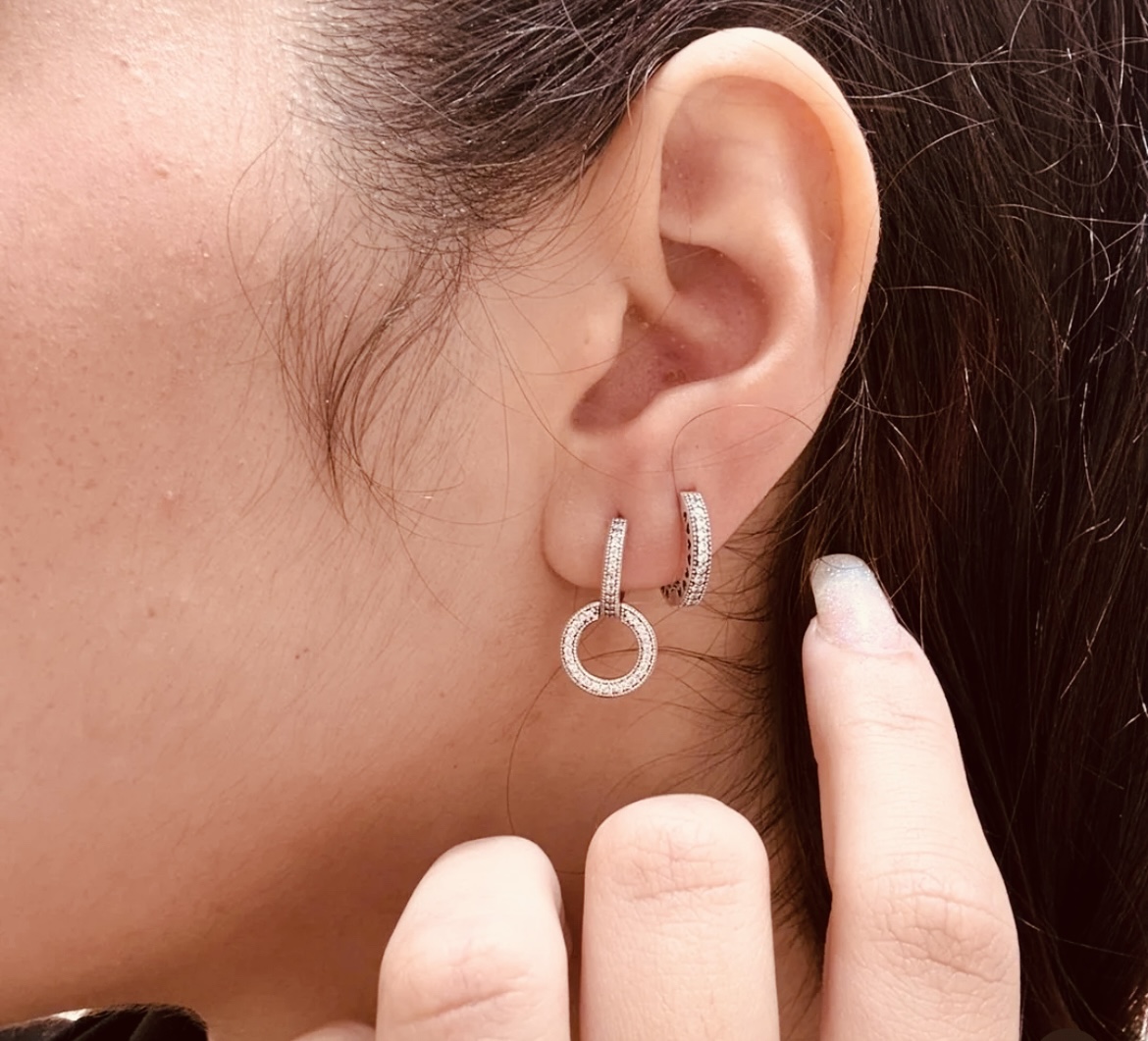 Bello Conjunto Argollas en Pavé