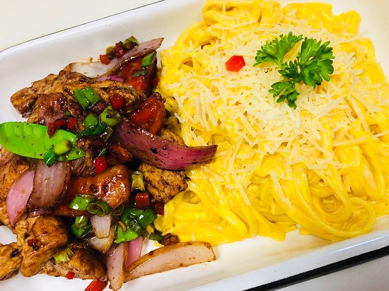 tallarin huancaina con pollo saltado 