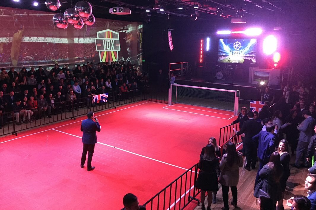 Evento con iluminación y escenario
