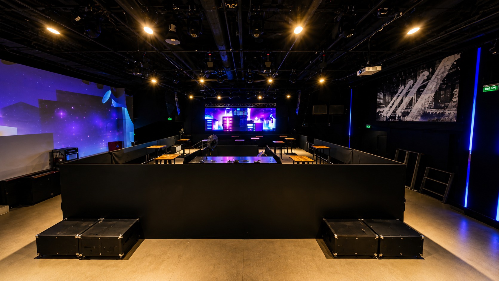 Montaje con escenario y pantallas