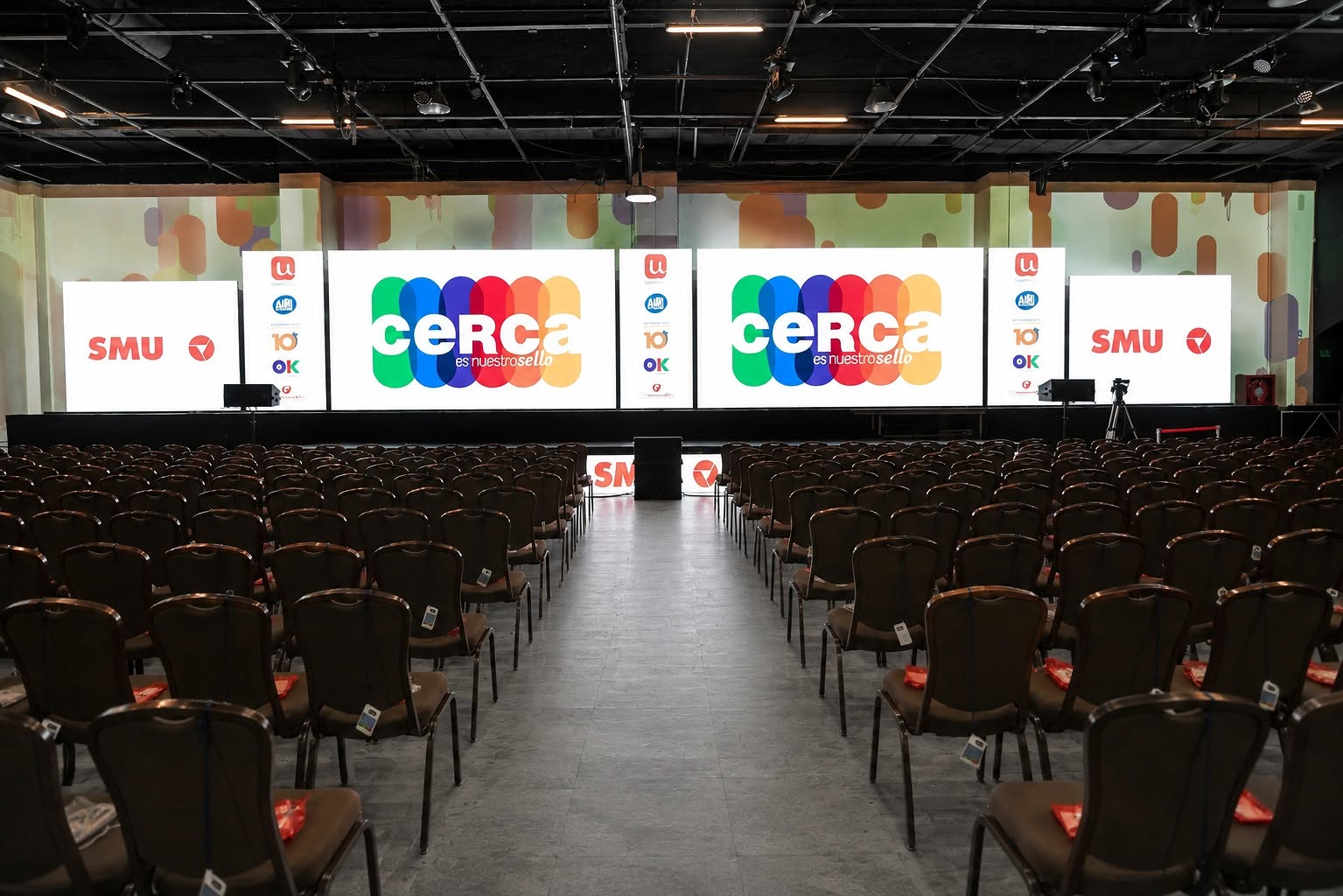 Auditorio con pantallas LED