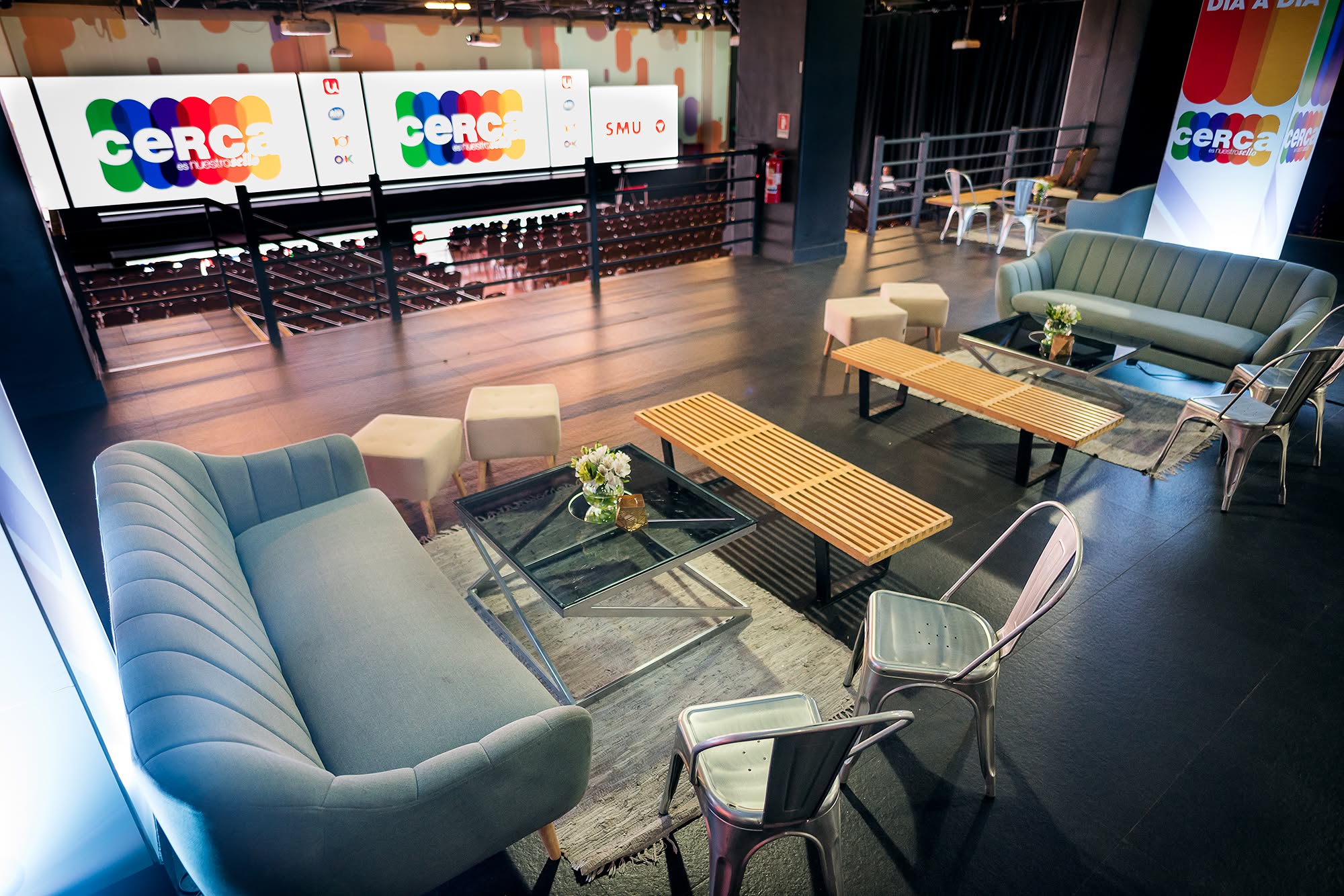 Zona lounge con pantallas