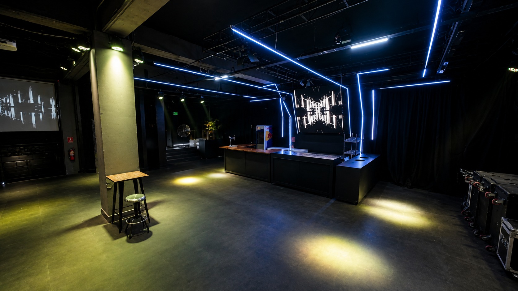 Escenario con iluminación arquitectónica